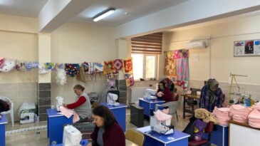 Gülnar’da depremzedeler için atkı ve bere üretimi yapılıyor
