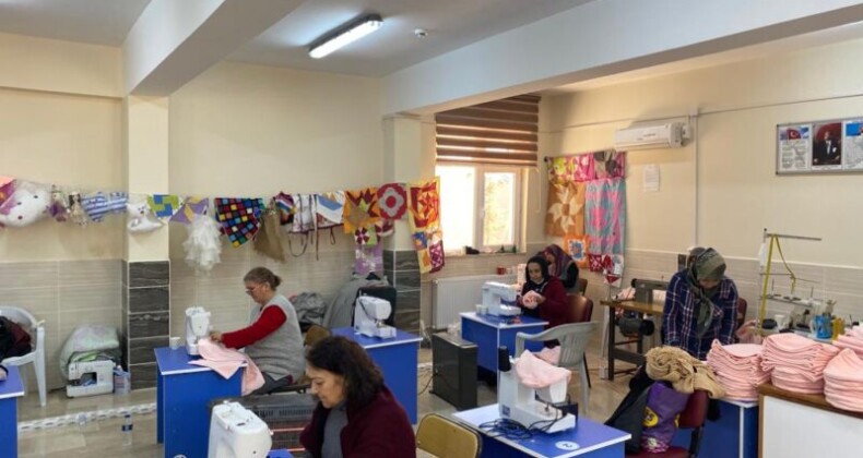Gülnar’da depremzedeler için atkı ve bere üretimi yapılıyor