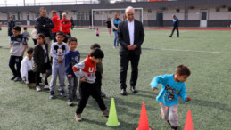 Akdeniz Belediyesi afetzede çocukları yalnız bırakmıyor