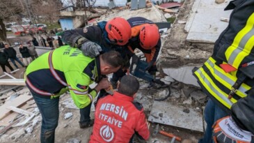 MERSİN BÜYÜKŞEHİR’İN İTFAİYE EKİPLERİ GÖÇÜK ALTINDAN 16 KİŞİYİ KURTARDI