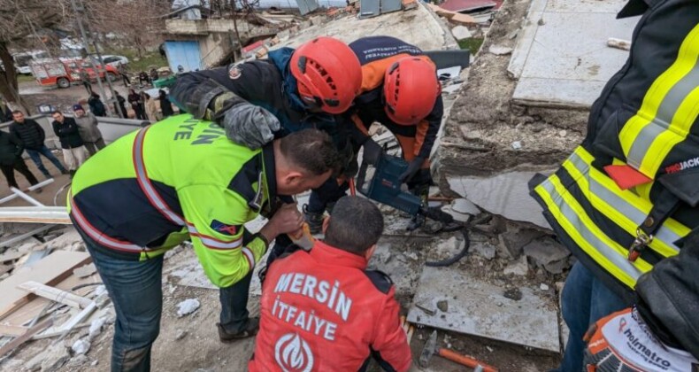 MERSİN BÜYÜKŞEHİR’İN İTFAİYE EKİPLERİ GÖÇÜK ALTINDAN 16 KİŞİYİ KURTARDI