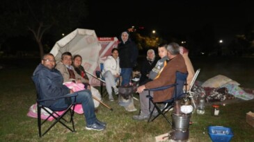 Vatandaşlar geceyi park ve açık alanlarda geçirdi