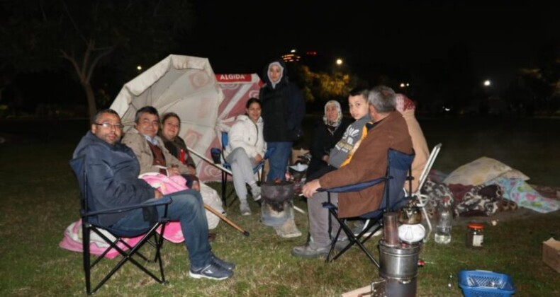 Vatandaşlar geceyi park ve açık alanlarda geçirdi