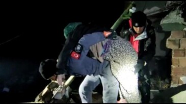 Enkazda mahsur kalan 4 kişilik aileyi polisler kurtardı