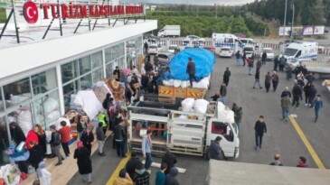 Başkan gözyaşlarını tutamadı, Erdemli’den 35 araçlık yaşam desteği gönderildi