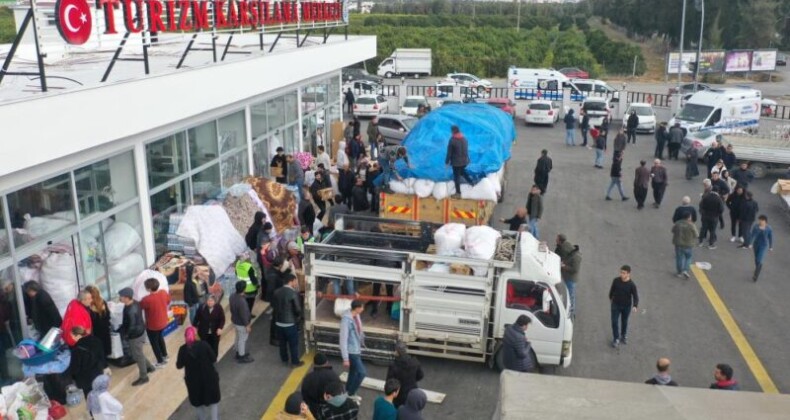 Başkan gözyaşlarını tutamadı, Erdemli’den 35 araçlık yaşam desteği gönderildi