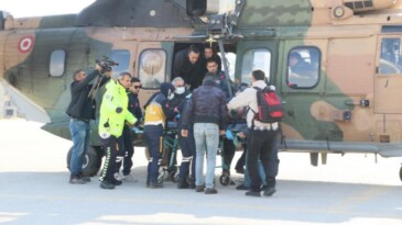 Enkazdan çıkarılan 8 aylık hamile kadın helikopterle Mersin’e getirildi