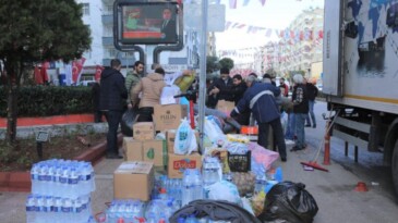 Toroslar Belediyesi, 3’üncü yardım tırını ve 5 transit aracı deprem bölgesine gönderdi