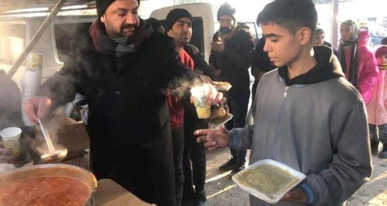 Mut Belediyesi deprem bölgesinde ekmek, su, yemek ve sıcak çorba dağıtıyor