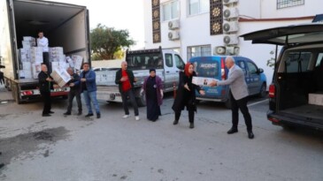 Akdeniz Belediyesi depremzedelere yardım tırı gönderdi