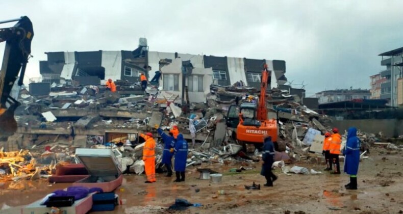 Akdeniz Belediyesi deprem bölgesine yardım seferberliğini sürdürüyor
