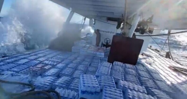 Balıkçılar, fırtınaya rağmen yardımları deprem bölgesine ulaştırdı