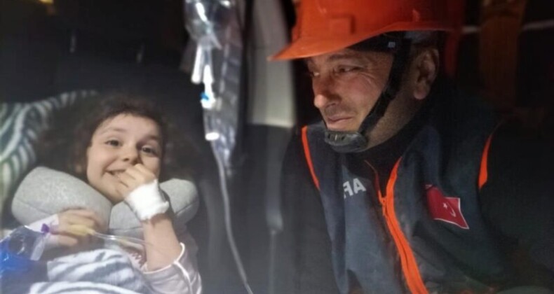 Annesini enkazda kaybeden Öykü yaşama tutundu