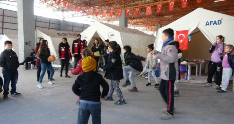 AFAD çadırlarında çocuklar depremin izlerini oyunla siliyor