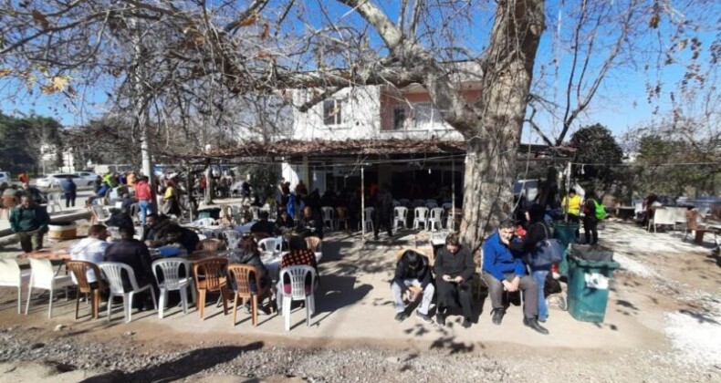 Narlıkuyu Boyuninceli yörüklerinden aşevinde depremzedelere ücretsiz yemek