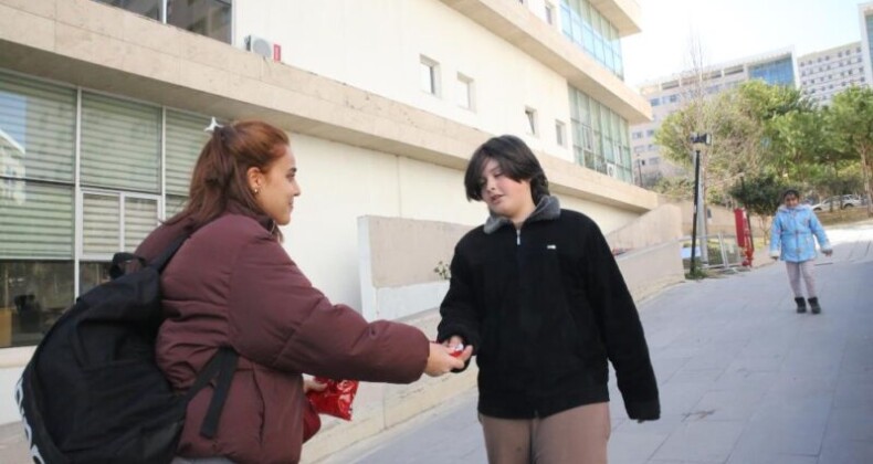 Üniversite öğrencileri kendi malzemelerini depremzedelere bırakıyor