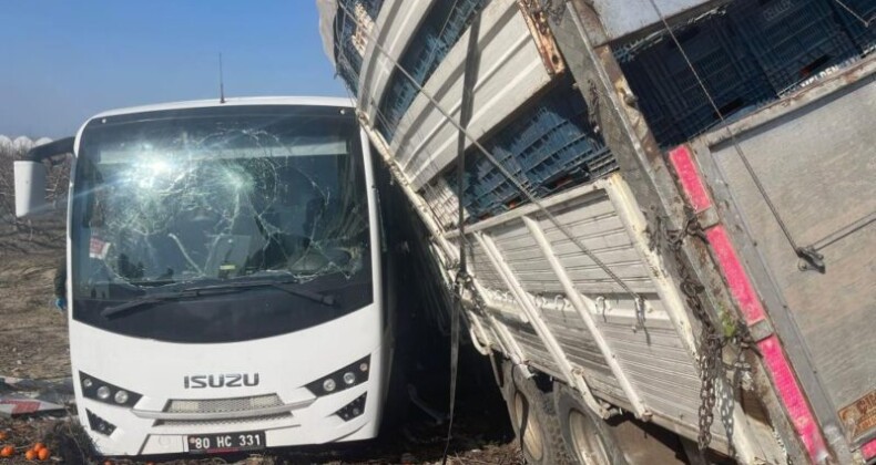 Cezaevi aracıyla kamyon çarpıştı: 23 yaralı