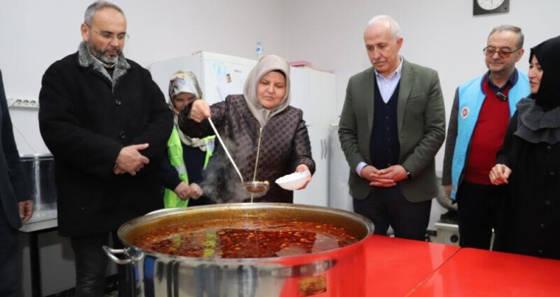 Akdeniz’de depremzedeler için günlük 2 bin kişilik sıcak yemek çıkıyor
