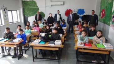 Depremzede öğrenciler, kamplarda oluşturulan sınıflarda ders başı yaptı