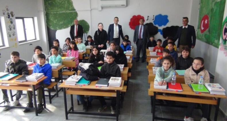 Depremzede öğrenciler, kamplarda oluşturulan sınıflarda ders başı yaptı