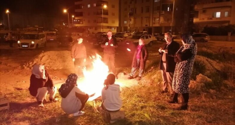 6.4 büyüklüğündeki depreme evde yakalanan vatandaş o anı gözyaşları ile anlattı