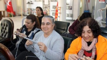 Alzheimer Derneği üyeleri depremzedeler için sevgiyle örüyor