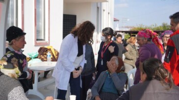Tarsus’ta depremden etkilenen aileler sağlık taramasından geçti