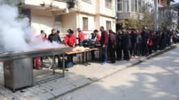Depremzedeler için mangal kurup binlerce kebap dağıttı