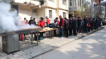 Depremzedeler için mangal kurup binlerce kebap dağıttı