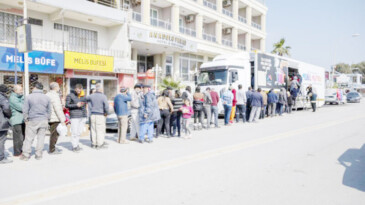 Mobil mutfak tırında tencereler depremzedeler için kaynıyor