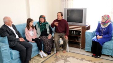 Gültak, onkoloji hastası depremzedeyi ziyaret etti