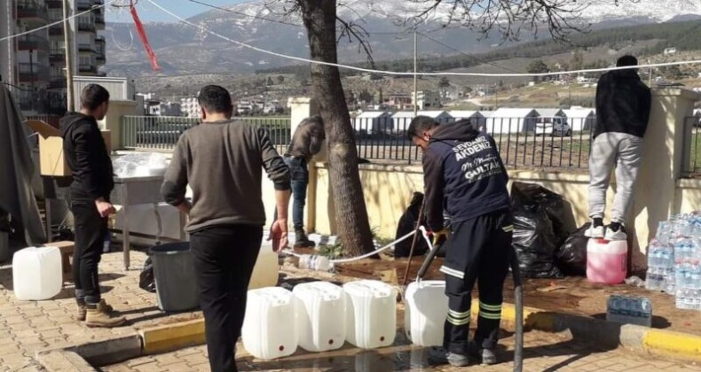 Depremzedelerin temiz su ihtiyacını karşılamaya devam ediyor