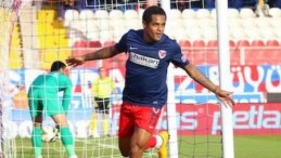 Mersin’in eski yıldızından eşine işkence!