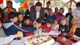 Mersin’de depremzede çocuklara doğum günü sürprizi