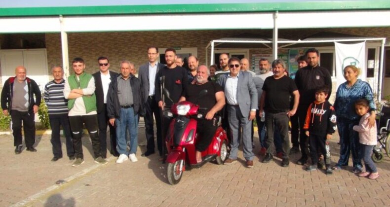 Akülü aracı enkaz altında kalmıştı, depremzede engelli vatandaşa yenisi hediye edildi