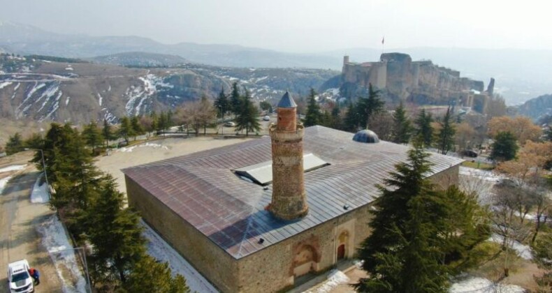 Pisa Kulesi’nden daha eğik olan 870 yıllık tarihi Eğri Minare, 3 büyük depremde de ayakta kaldı
