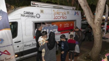 Mersin Büyükşehir Belediyesi Berat Kandili’nde 15 bin kandil simidi dağıttı