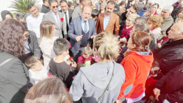 Vali Pehlivan, depremzede aileleri ziyarete devam ediyor