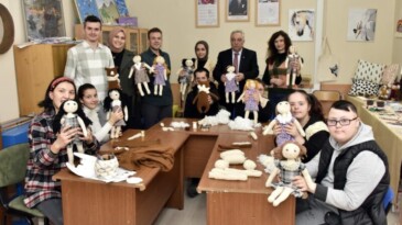 Gümüşhane’de özel gereksinimli çocuklar depremzede çocuklar için bez bebek yapıyor