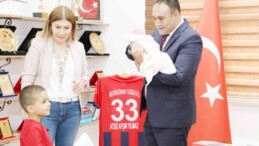 Başkan Yılmaz, depremzede bebek Gaye İlay ve minik ağabeyi Toprak ile buluştu