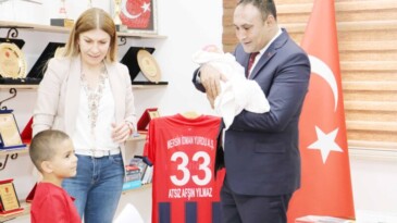 Başkan Yılmaz, depremzede bebek Gaye İlay ve minik ağabeyi Toprak ile buluştu