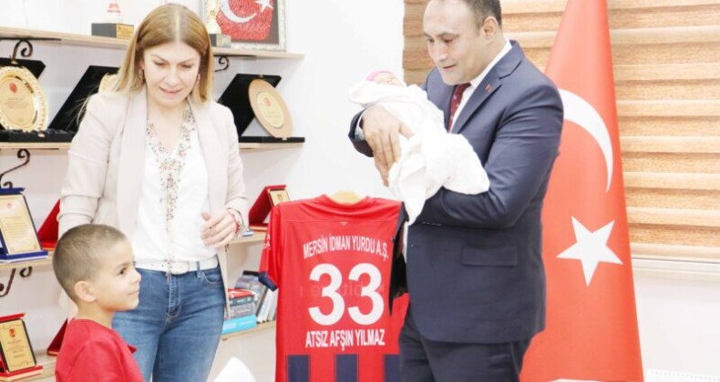 Başkan Yılmaz, depremzede bebek Gaye İlay ve minik ağabeyi Toprak ile buluştu