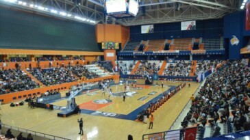 ÇBK Mersin Yenişehir Belediyesi liderliğini korudu