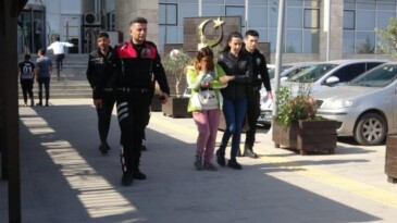 Balkona götürüp ‘seni buradan atarım’ diyen kocasını bıçakladı