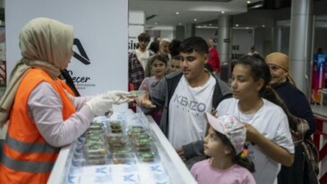 Mersin’de Kadir Gecesinde 10 bin paket lokma tatlısı dağıtıldı