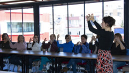 Mercek kursiyerleri işaret dili öğrenerek engelleri aşacak