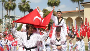 MERSİN’DE COŞKULU 19 MAYIS KUTLAMASI