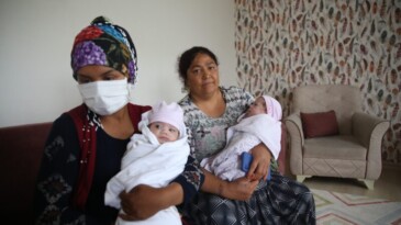 DEPREMZEDE İKİZ BEBEKLER AİLESİNE KAVUŞTU