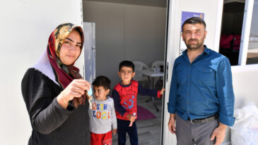 MERSİN BÜYÜKŞEHİR’İN ADIYAMAN’DA İNŞA ETTİĞİ KONTEYNER KENT İLK MİSAFİRLERİNİ AĞIRLADI