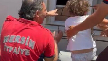 KAFASI PENCERE DEMİRİNE SIKIŞAN ÇOCUĞU İTFAİYE KURTARDI